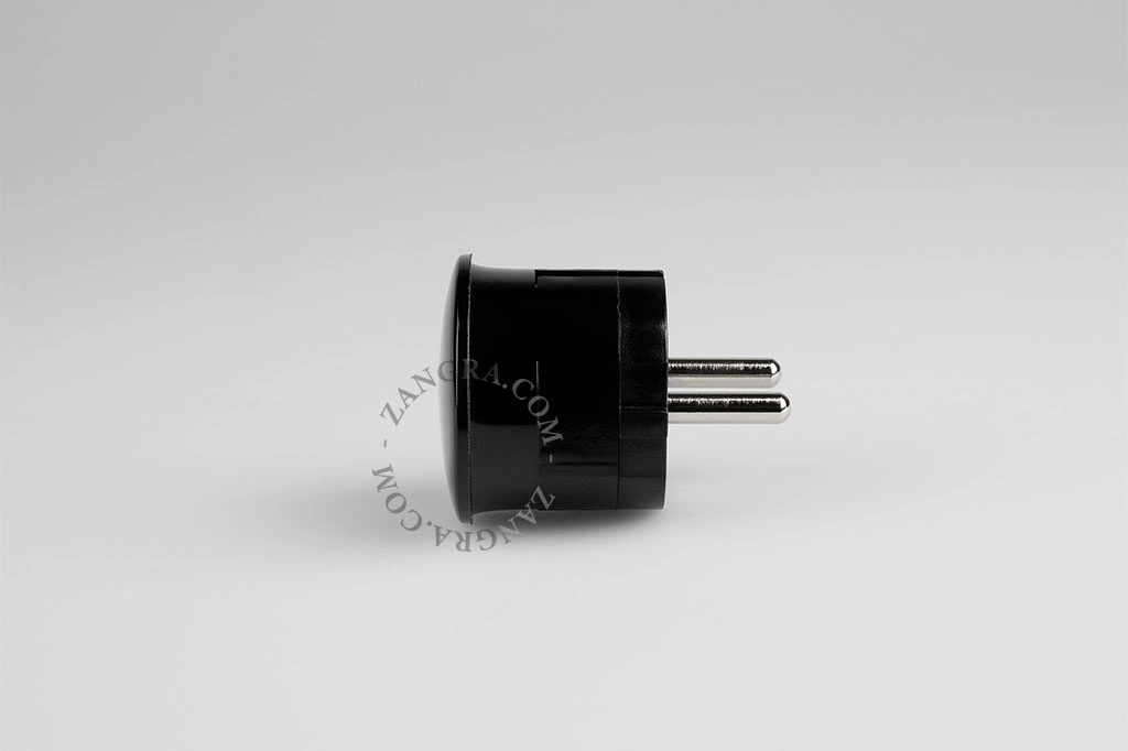 ficha macho CEE 7/7 em preto