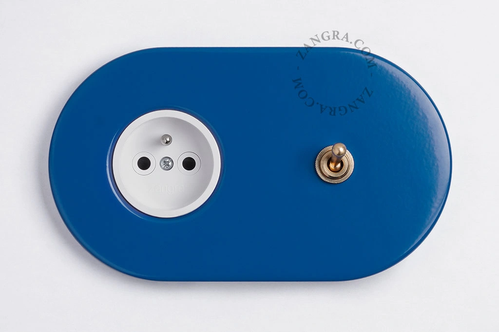 blauw stopcontact met goudkleurige enkelpolige- of wisselschakelaar