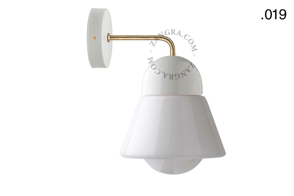 wandlamp van porselein en glas