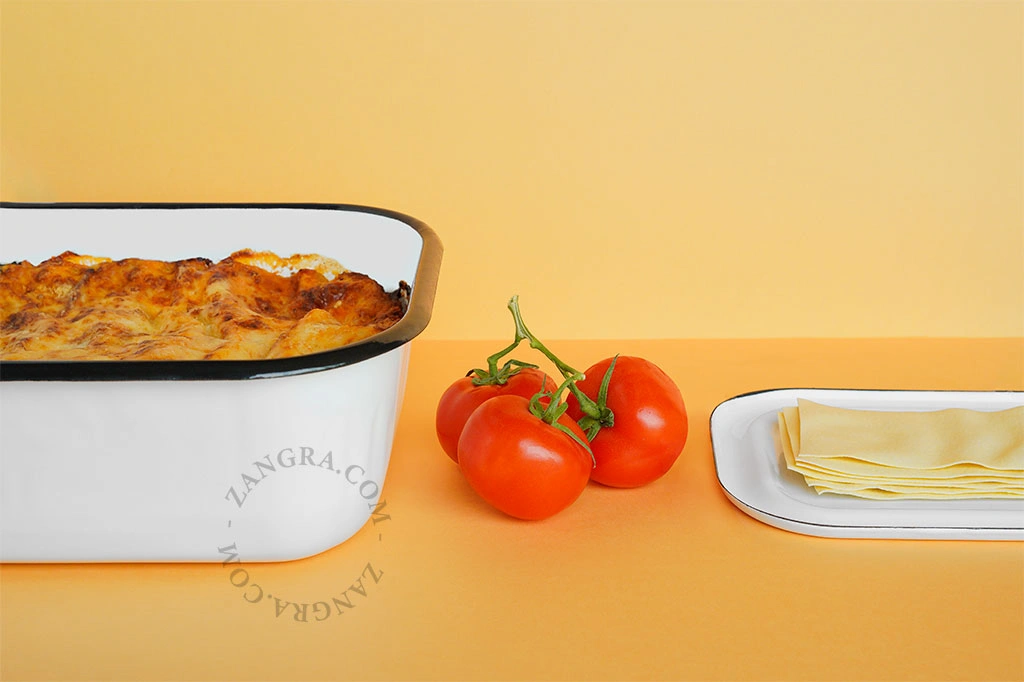 białe naczynie emaliowane do pieczenia - 35cm