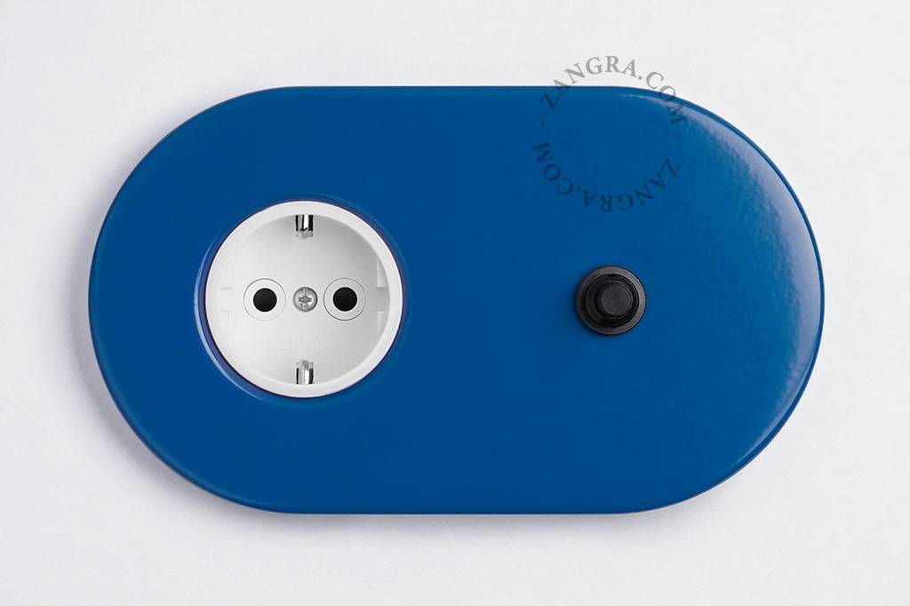 enchufe azul e interruptor pulsador negro