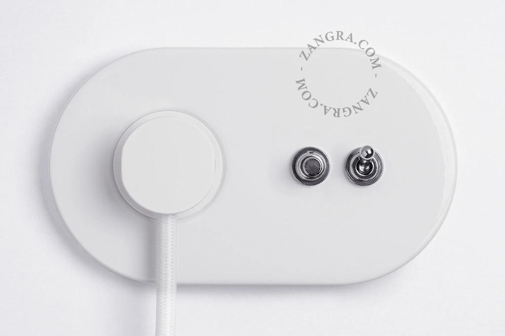 wit stopcontact met  zilverkleurige drukknop en tuimelschakelaar