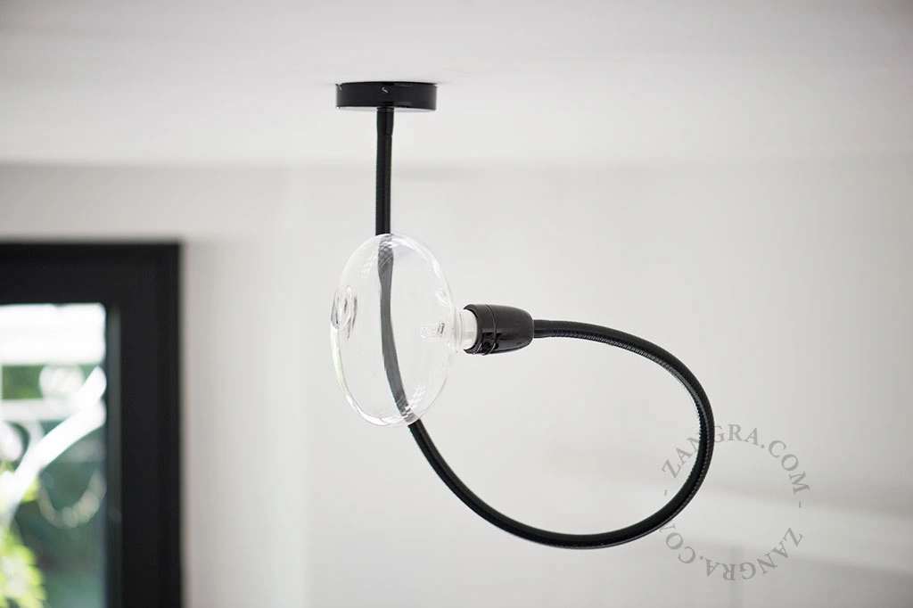 væg- eller loftslampe i porcelæn med fleksibel arm