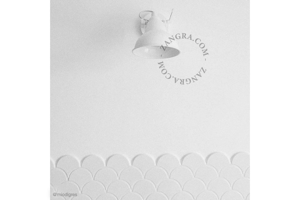 lampada da parete bianca orientabile