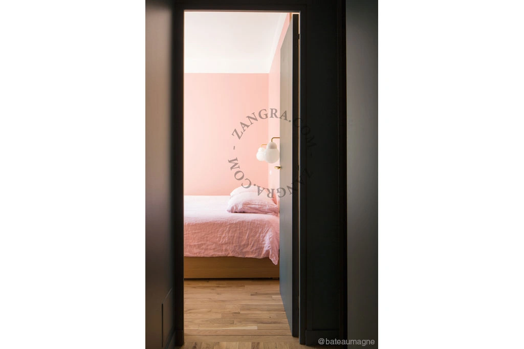 wandlamp van porselein en glas