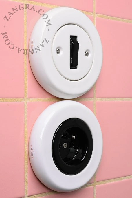 białe porcelanowe gniazdko podtynkowe