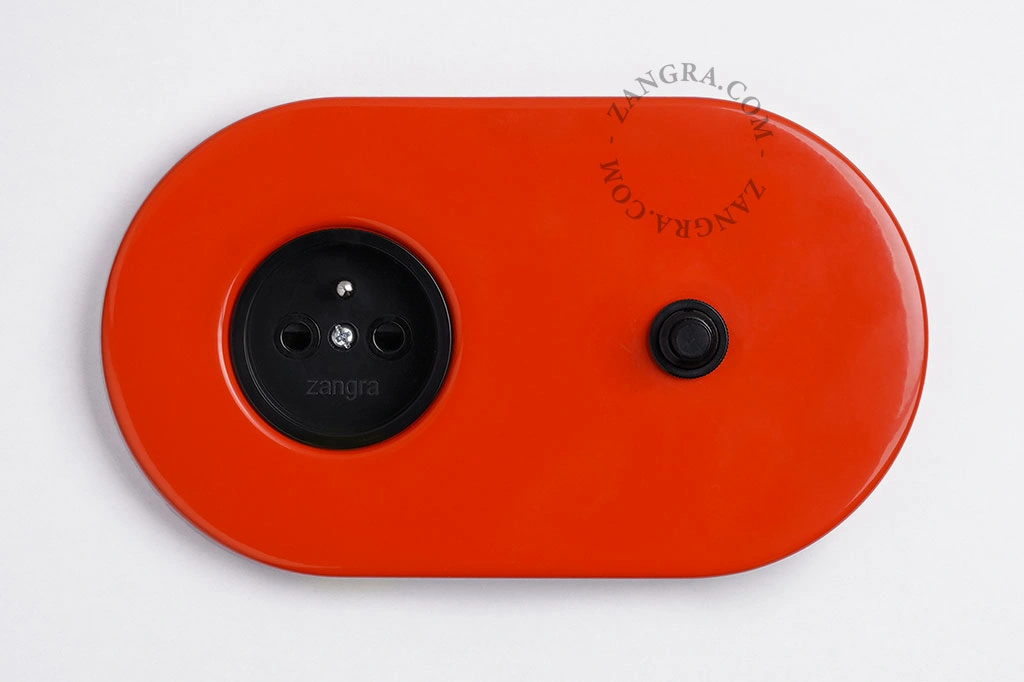 rood stopcontact met drukknop - zwart