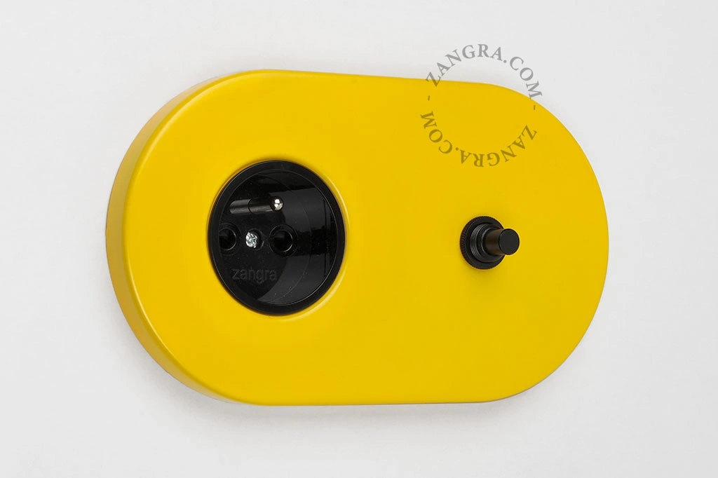 tomada e interruptor embutidos em amarelo - botão de pressão preto