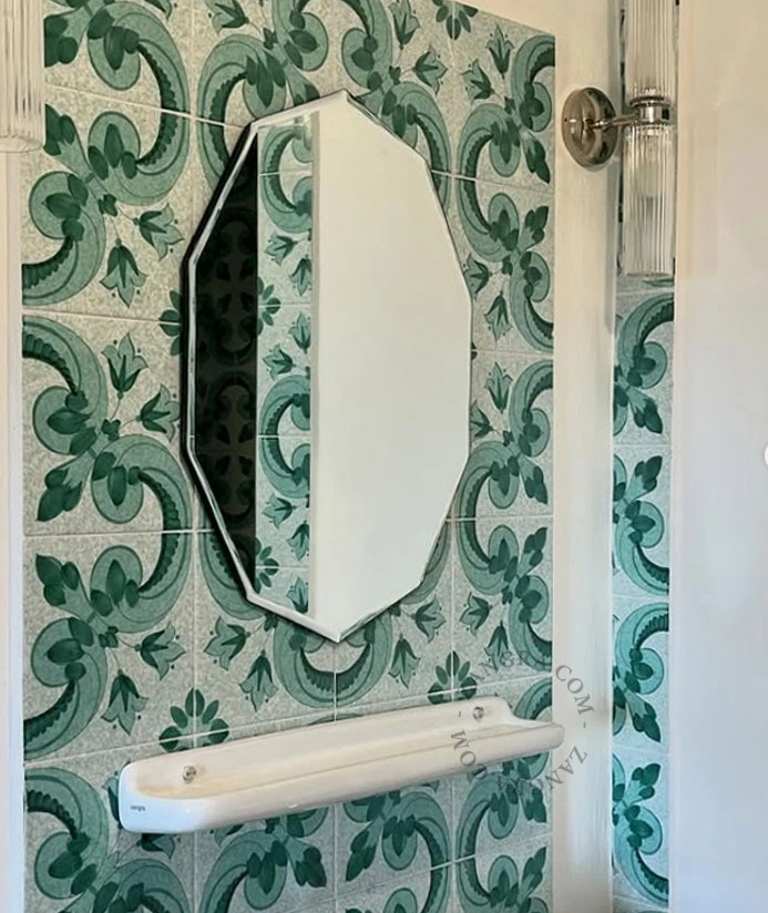 væghylde i hvidt porcelæn