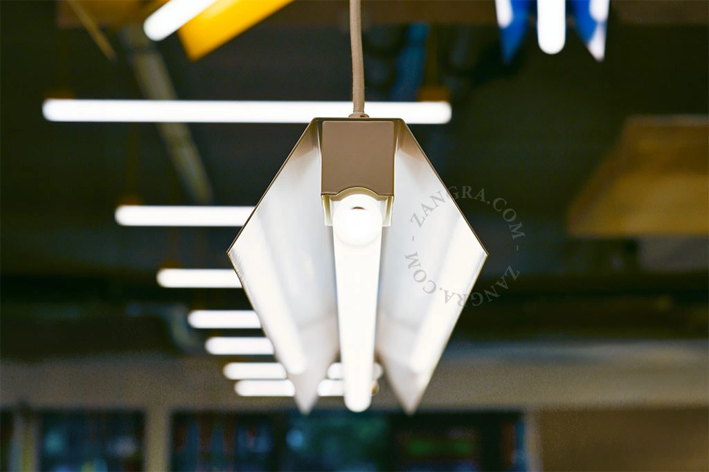 biała liniowa lampa wisząca Brenda