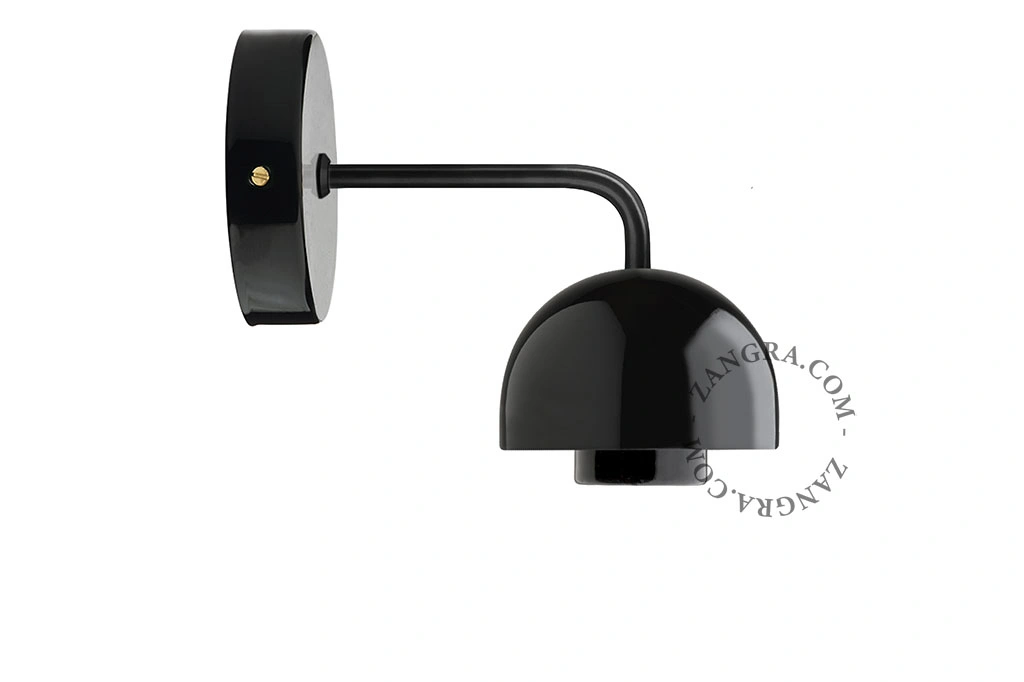 vägglampa i svart porslin och mässing