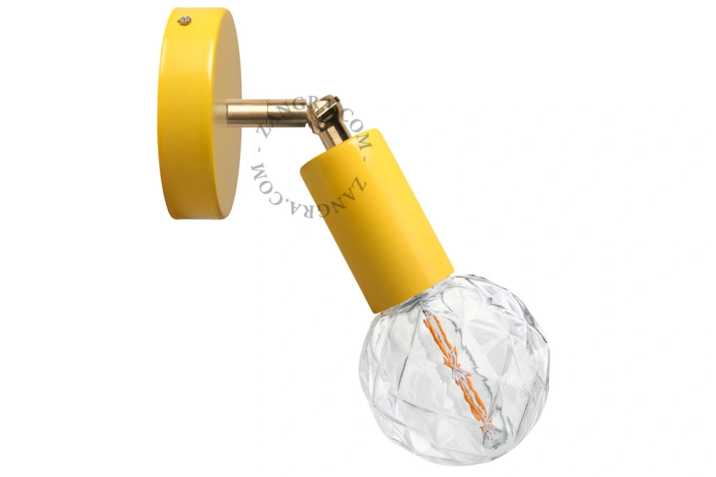 lampada da parete gialla con braccio in ottone