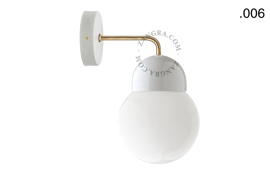 wandlamp van porselein en glas
