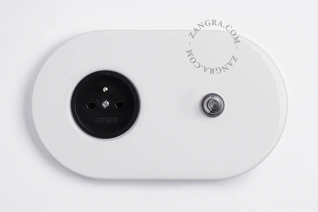 wit stopcontact met drukknop - zilverkleurig