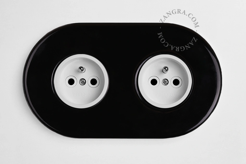enchufe empotrable doble de porcelana negra