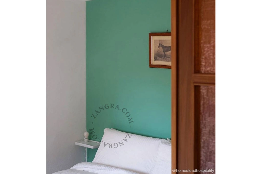 estante de pared de cerámica blanca con lámpara blanca incorporada