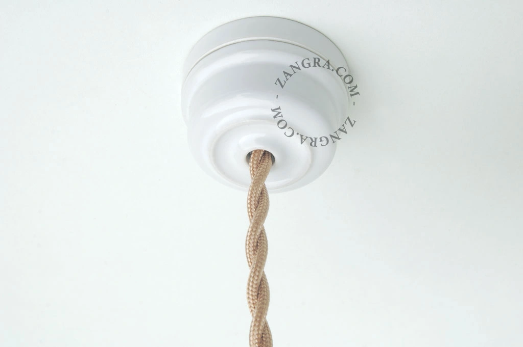 loftsroset i hvidt porcelæn
