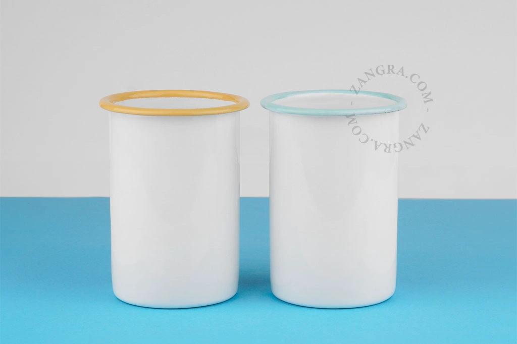 gobelet en émail blanc avec bord bleu - 65 cl