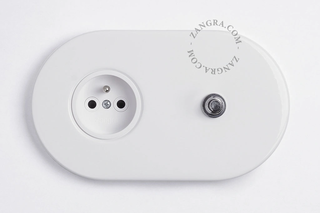 wit stopcontact met drukknop - zilverkleurig