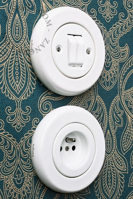 białe porcelanowe gniazdko podtynkowe