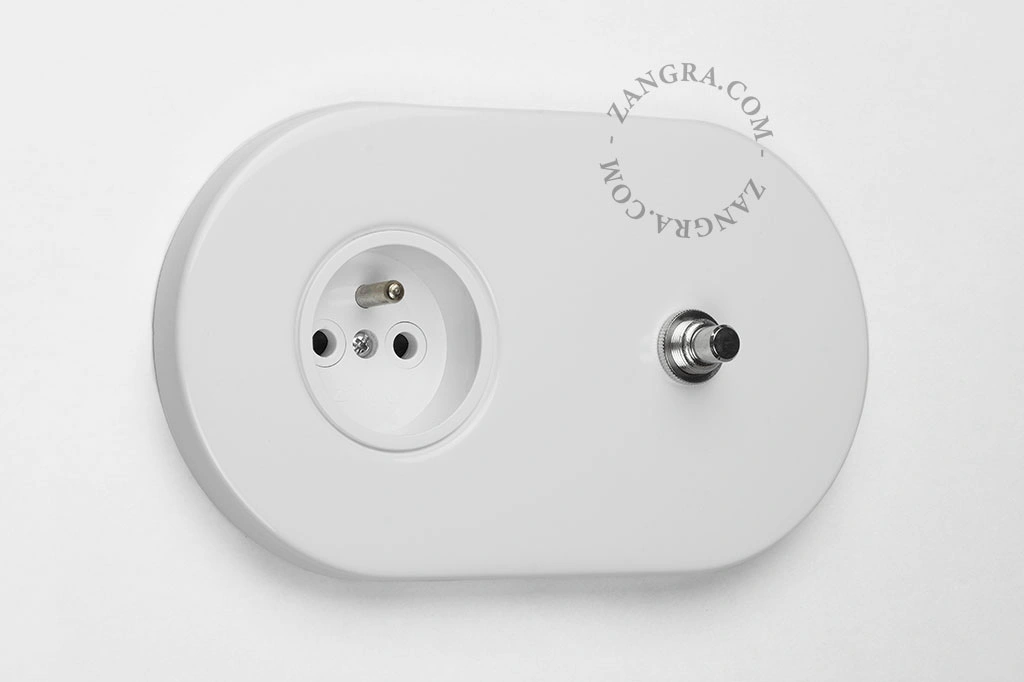 wit stopcontact met drukknop - zilverkleurig