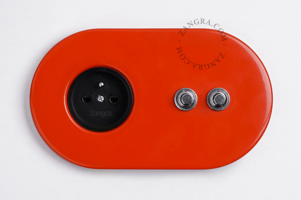 Steckdose mit doppeltem Druckschalter – rot/vernickelt