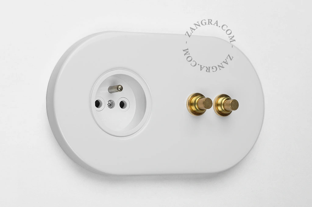 enchufe blanco y doble interruptor pulsador de latón