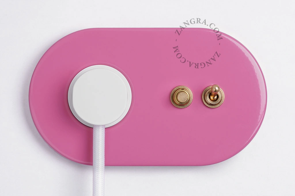 enchufe rosa con interruptor simple o conmutado y pulsador - palanca y botón de latón