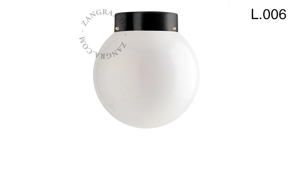 lampa z mosiądzu ze szklanym kloszem
