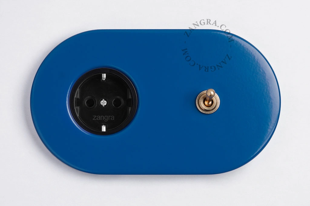 blauw stopcontact met goudkleurige enkelpolige- of wisselschakelaar