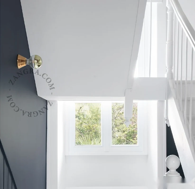 væg- eller loftslampe i forgyldt porcelæn