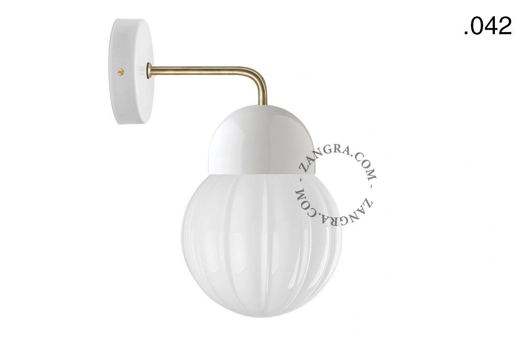 wandlamp van porselein en glas