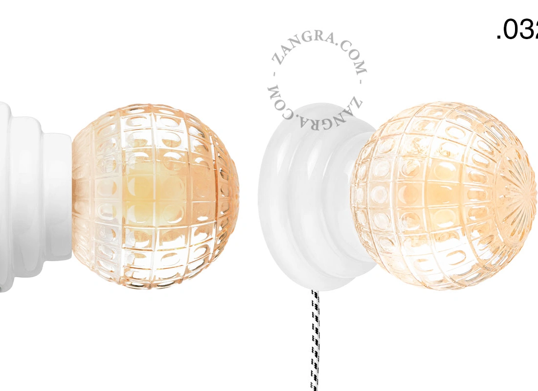 biała porcelanowa lampa ścienna Art Deco Danilo z włącznikiem