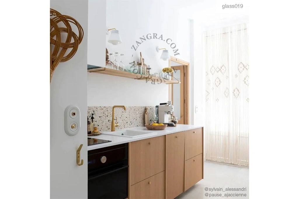 aplique en porcelana blanca y latón - pantalla de vidrio