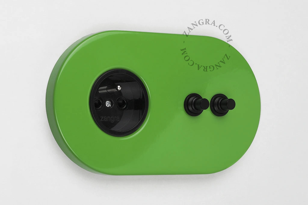prise murale verte avec double interrupteur - boutons-poussoirs noirs