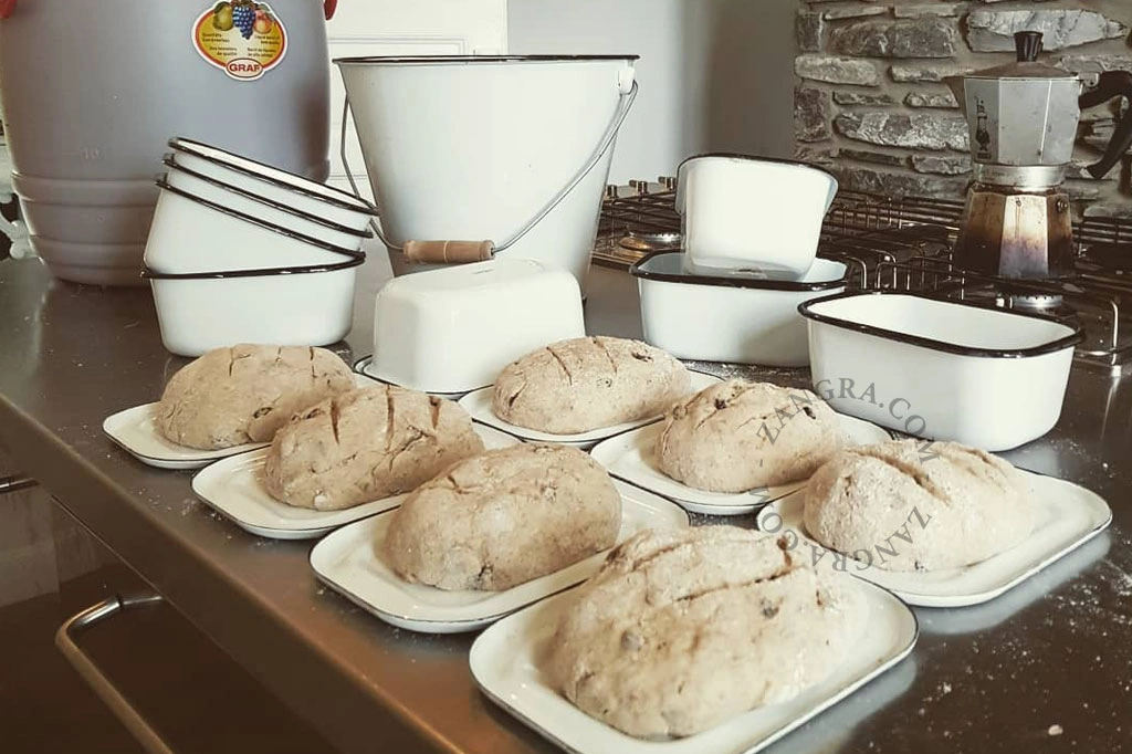 białe naczynie emaliowane do pieczenia - 18cm
