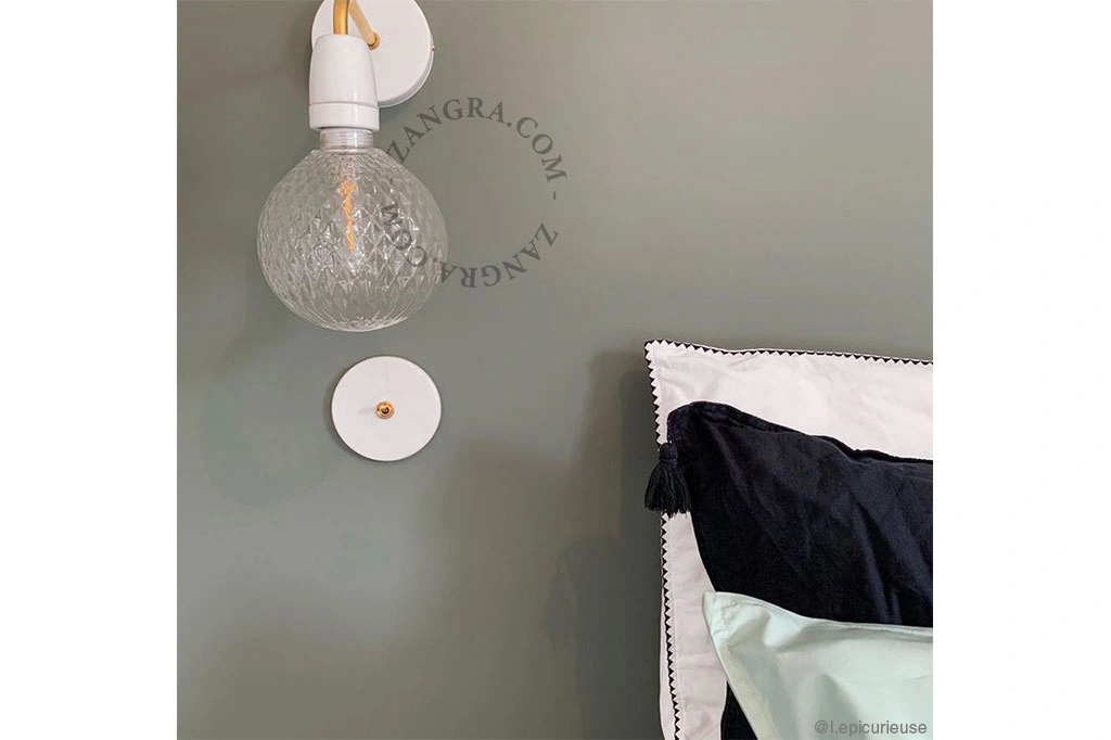 porseleinen en metalen lamp