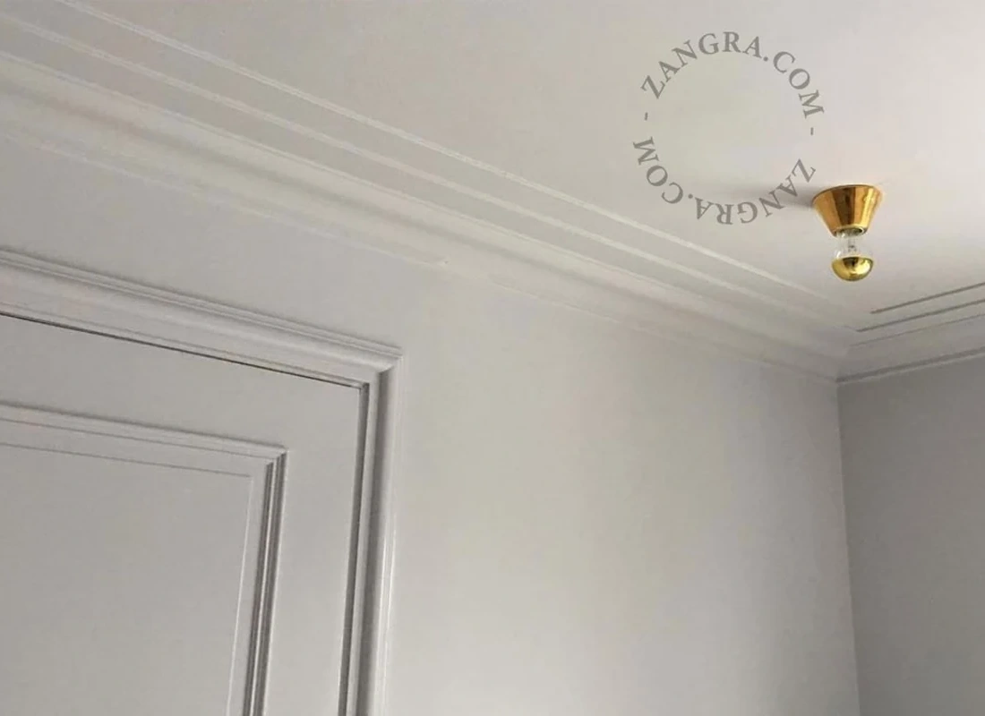 væg- eller loftslampe i forgyldt porcelæn