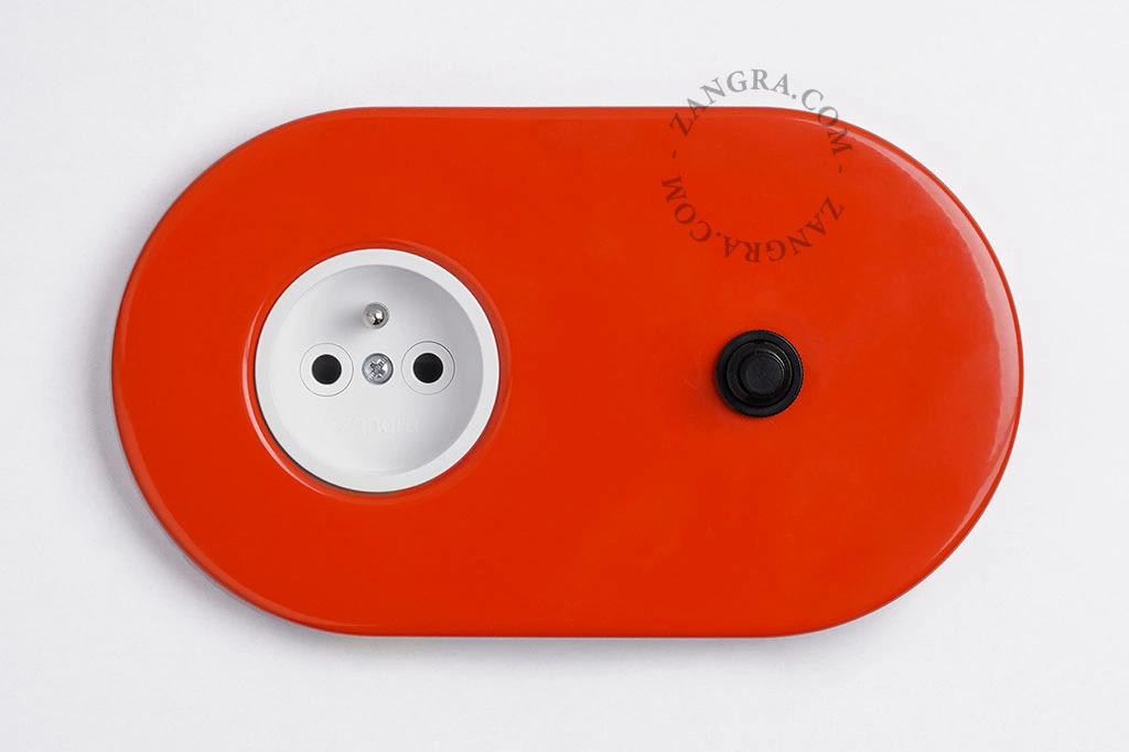 rood stopcontact met drukknop - zwart