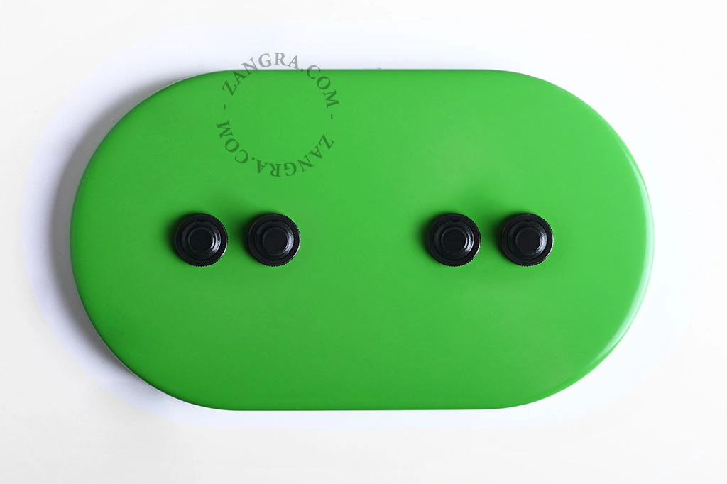 interrupteur vert - 4 boutons-poussoirs noirs