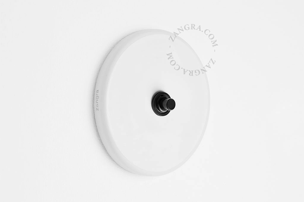 biały porcelanowy przełącznik chwilowy – czarny przycisk