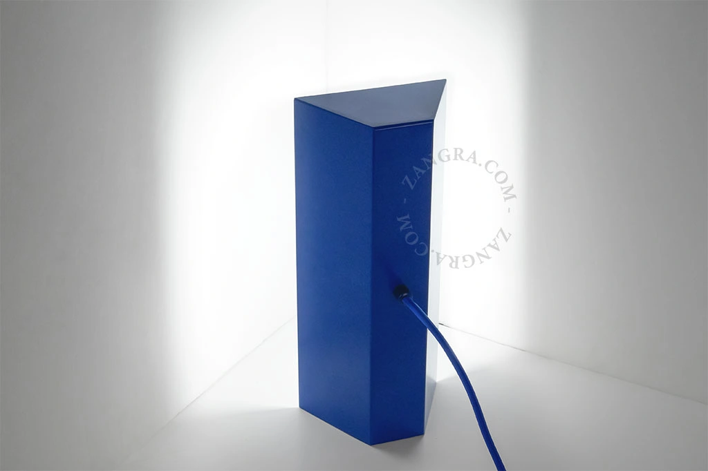 lámpara de mesa azul