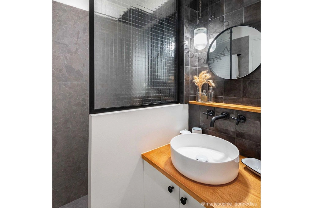 lampada a sospensione in porcellana nera per esterni o per bagno - paralume in vetro - IP54