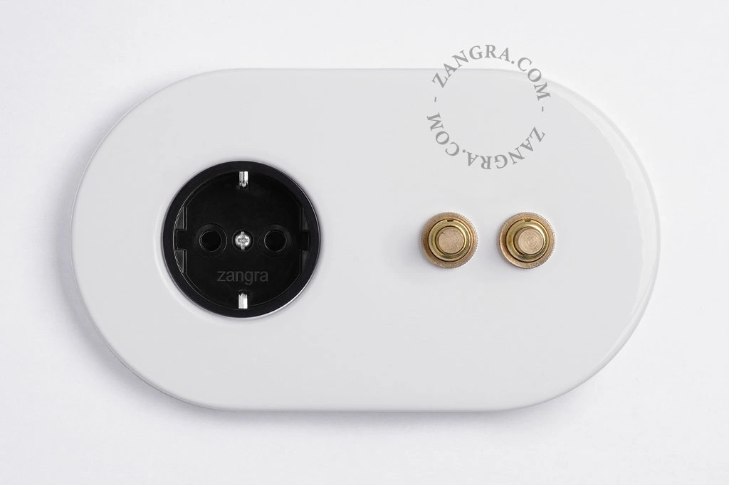enchufe blanco y doble interruptor pulsador de latón