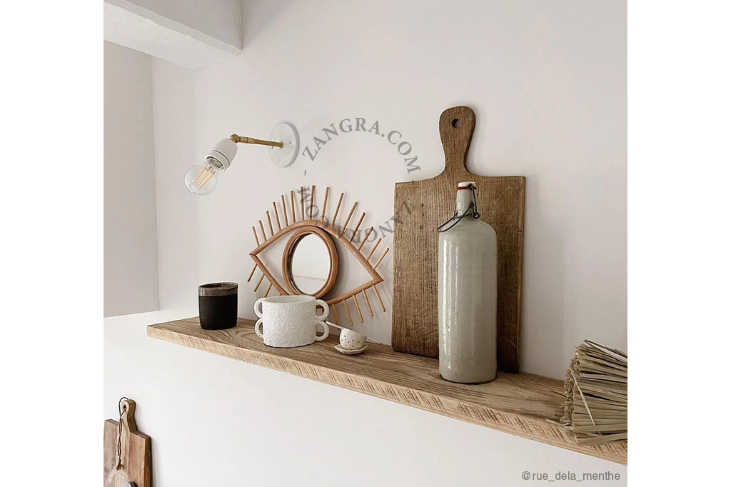 regulowana lampa ścienna w czarnej lub białej porcelanie