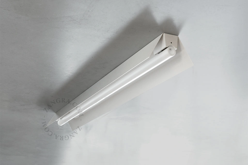 hvid lineær lampe