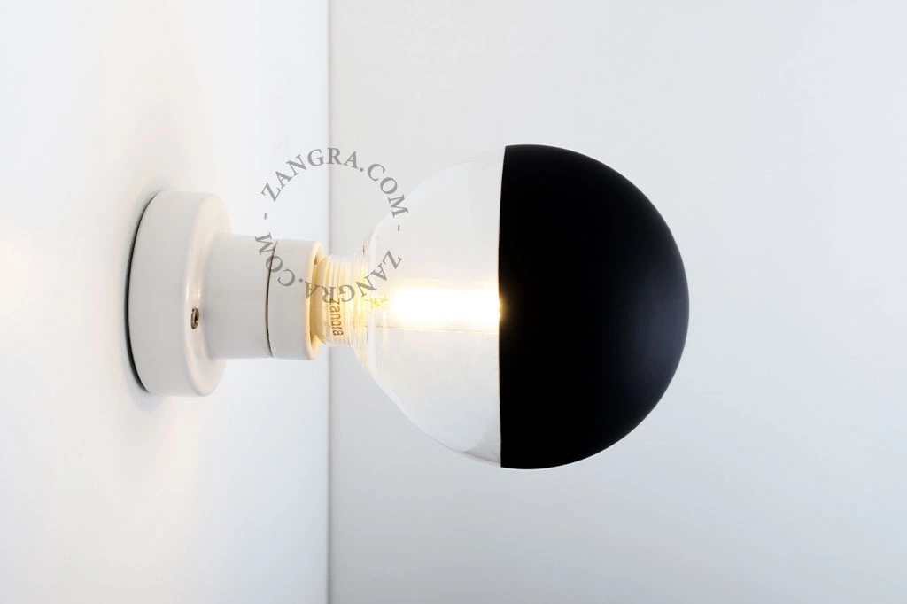 LED Glühbirne – Mattschwarz oben