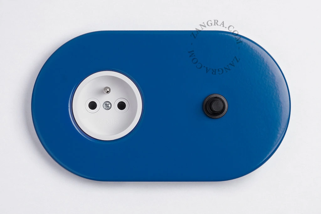 enchufe azul e interruptor pulsador negro
