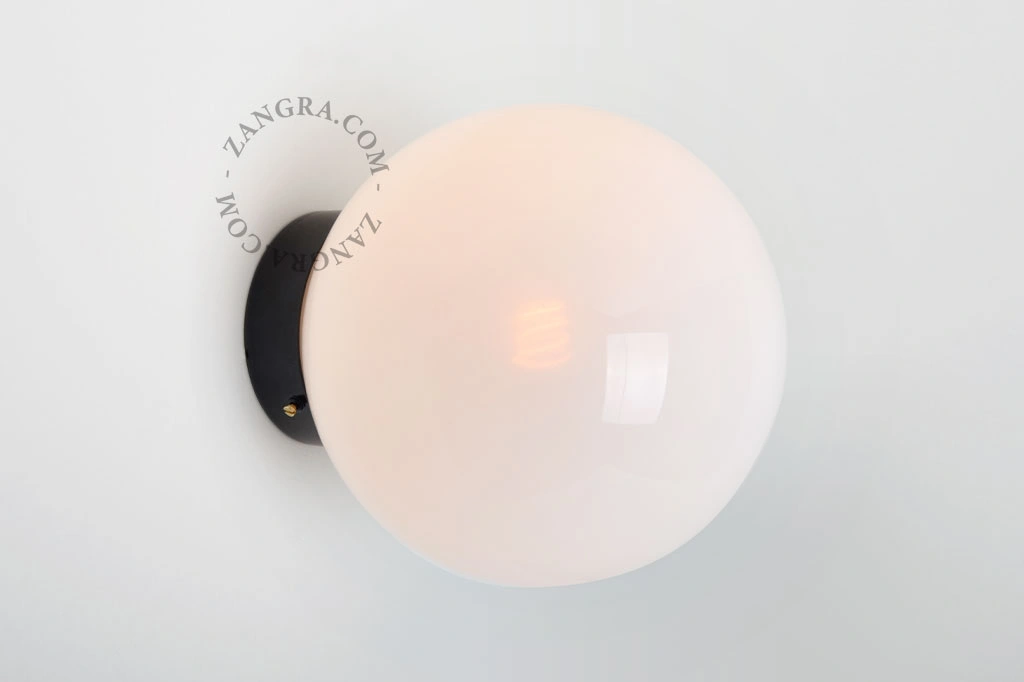 lampa z mosiądzu ze szklanym kloszem