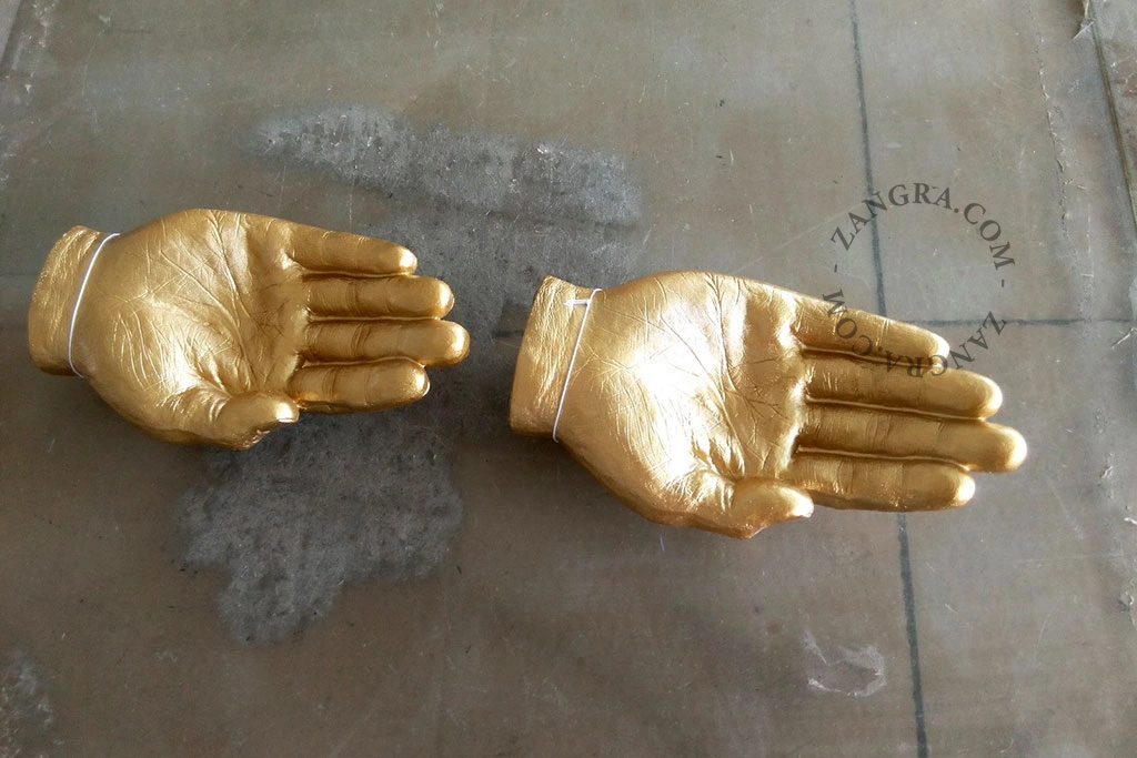 tigela de bugiganga dourada em forma de mão